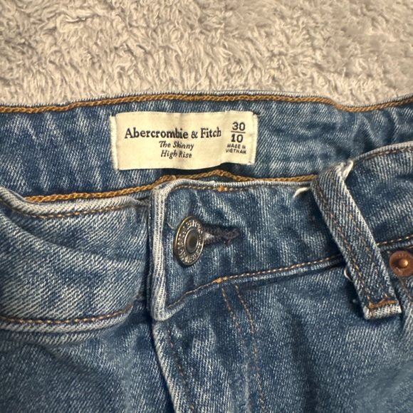 Abercrombie & Fitch Women's Skinny Jeans in Medium Blue Denim - Picture 4 of 4